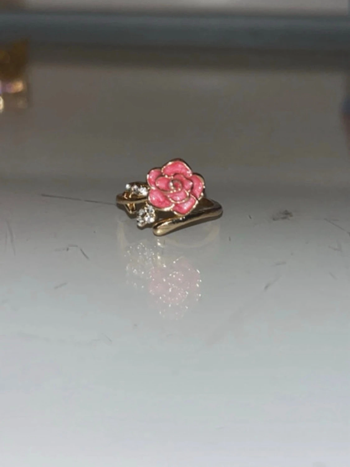 Guldfärgad ring med ros och stenar - 1