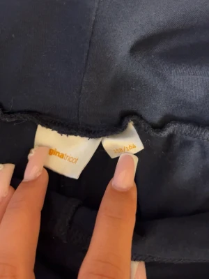 Mörkblå yogapants från Gina Tricot - Snygga mörkblå yogapants från Gina Tricot med låg midja och stretchigt material. Perfekta för en avslappnad och bekväm stil. Passar dig som gillar enkel och stilren design. Köptes på plick och aldrig använda av mig!!