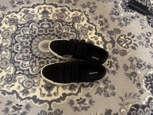 Svarta sneakers  - Stilrena svarta sneakers med tre breda kardborreband och vit sula helt slutålda överallt o perfekta inför hösten 
