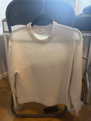  stickad tröja - Vit stickad tröja från gina storlek xs inte överdrivet använd 