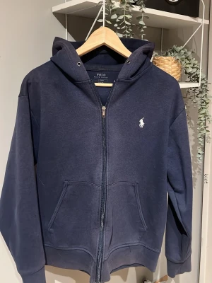  Polo Ralph Lauren hoddie - Hoddie från polo Ralph lauren som är mörkblå och riktigt skön passar till allt. Säljer den för 250kr 