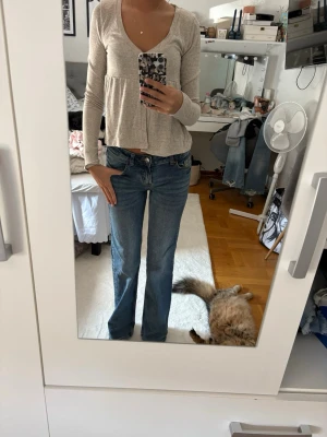 Blå raka jeans med låg midja - Säljer ett par klassiska blå jeans med låg midja och bootcut (hål bak som går rakt igenom på ena fickan)