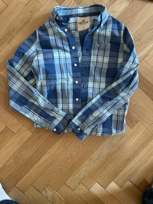 Hollister skjorta - Riktigt fin hollister skjorta, storlek M. Hör av er vid frågor👍🙌