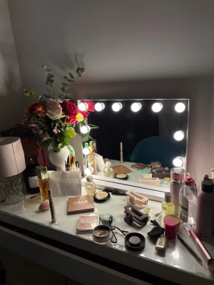 Ikea sminkbord  - Säljer nu mitt bort från ikea pga att jag vill ha annan vibe vid min smink hörna. Har haft den i ca 1 år, men den ser ny ut. Däremot så var den trasig när jag fick den. Lådan är lite trasig men går att fixa om man har viljan (jag har inte orkat) 