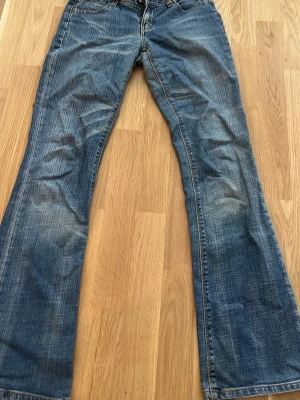 Levis low waist bootcut jeans  - Säljer ett par blå bootcut jeans vintage ifrån Levis! Gamla jeans från min mamma som inte används längre 😊 passar mig som är 173cm. Pris går att diskutera🤍