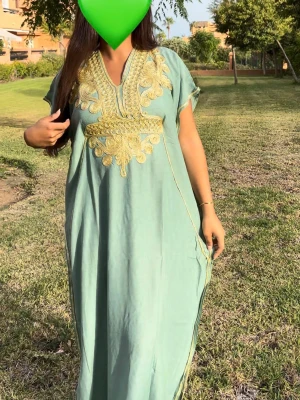 Ljus grön gandoora💚 - Klänningar är one size och är designade för att passa olika kroppstyper. På insidan finns ett justerbart band i midjan, så att du enkelt kan anpassa passformen. 🤍 Modellen är 165 cm.