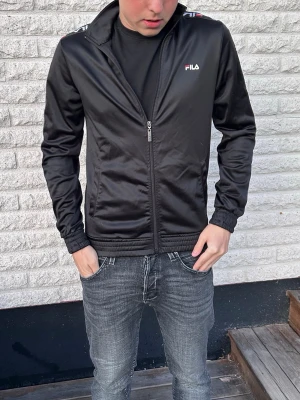 Zip tröja  - Svart Ziptröja i storlek Xs-S