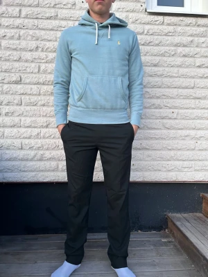 Svarta kostym/sweatpants - Säljer ett par stilrena svarta byxor med rak passform och klassisk midja. Byxorna har diskreta fickor fram och bak, och är perfekta för dig som gillar en enkel och clean look. Materialet känns mjukt och bekvämt mot huden. Storlek XS