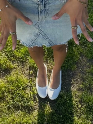 Vita ballerinaskor  - Vita bekväma ballerinaskor med en låg sula. En stilren look som passar perfekt med en sommarklänning eller en kjol. 