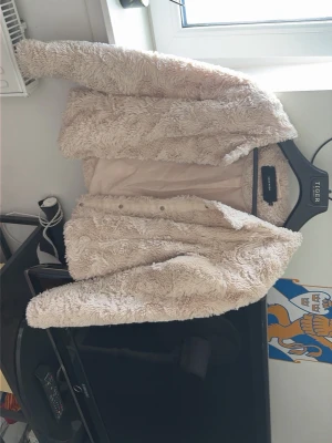 Beige teddyjacka från Vero Moda - Jag säljer denna fina beiga teddyjackan från vero Moda i fint skick💕 skriv vid minsta fundering💕