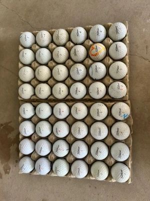 Stort parti Titleist golfbollar 48 st-C/B - 48 st Titleist, 12 st prov1 or och resten blandade Titleist. Säljer ett stort parti vita golfbollar av märket Titleist, packade i äggkartonger. De flesta bollar är vita med svart och röd text, en boll har orange märke. Perfekt för dig som vill fylla på golfväskan inför säsongen.