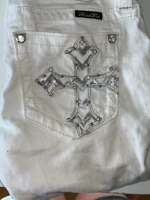 Vita Miss Me-jeans - Vita Miss Me-jeans i mycket gott skick. Säljer då de inte passar mig. Storleken är S men byxorna är inte stretchiga så skulle säga att de mer är xs. 🚨Tar bara emot betalningar via Swish!!! Om du vill ha fler bilder eller har frågor är det bara att skriva till mig!!!🚨