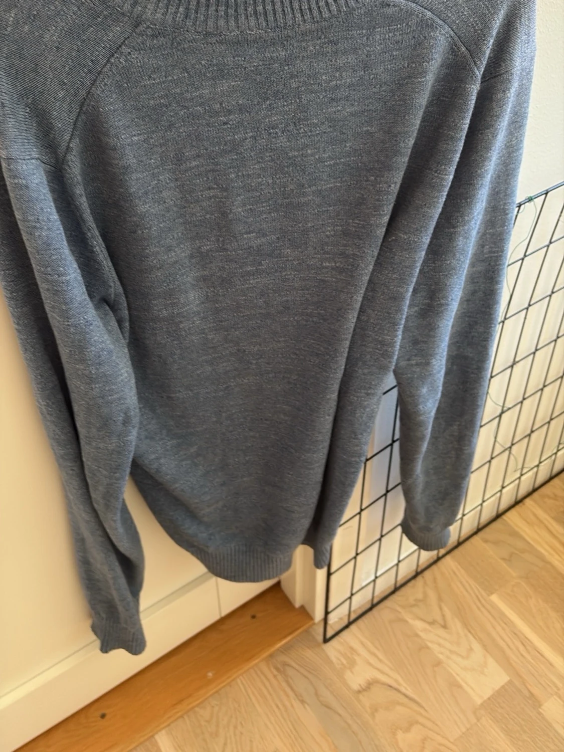 Blå stickad tröja med halvzip - 1