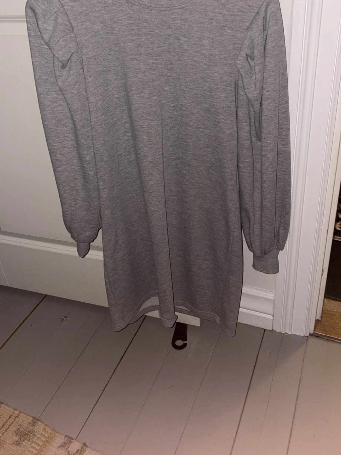 Grå sweatshirtklänning med puffärm