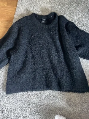 Svart stickad tröja från Lindex - Mysig svart stickad tröja från Lindex i storlek XS. Endast använd 1 gång. 