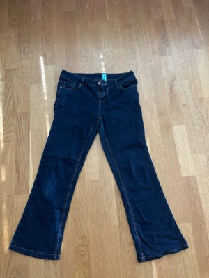 Lågmidjade bootcut jeans  - Snygga mörkblå lågmidjade bootcut jeans i storlek 38 