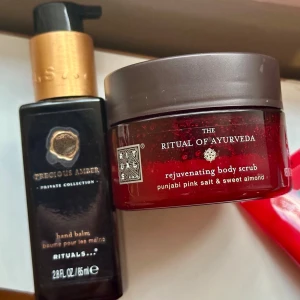 6 produkter - Rituals kroppsvård set - Ett set med Rituals Ayurveda-produkter: body scrub med punjabi pink salt & sweet almond, samt balancing body cream med indian rose & sweet almond oil. Inkluderar även Precious Amber hand balm. Och body cream från karma serien.  
