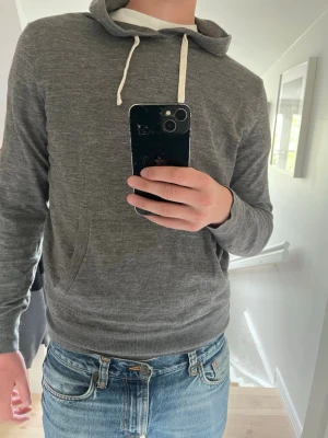 J.crew hoodie  - Tunn hoodie från J.Crew ä, storlek S o sitter tight på mig som är 180, skriv vid frågor!