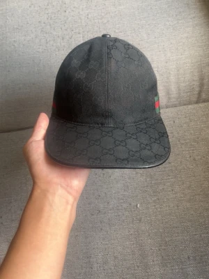 Svart canvas  - Om man kollar noga så är det lite svart färg på båda sidorna av stripsen pågrund av att jag har färgat kepsen svart tidigare, Hör av dig vid frågor 