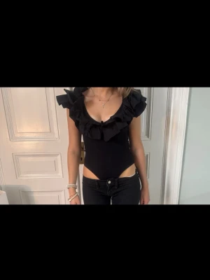 Svart body med volangdetaljer - Snygg svart body!!