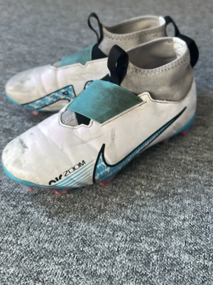 Nike fotbollsskor  - väl använda så säljer billigt. storlek 36 barn skor 