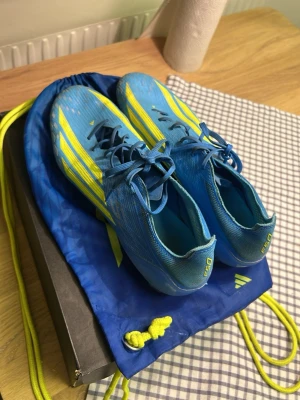Adidas f50 elite FG - Bra elites fg f50 använda 3 gånger extremt lätt. Gräskor till bra pris. Priser kan vi diskutera om❤️‍🩹