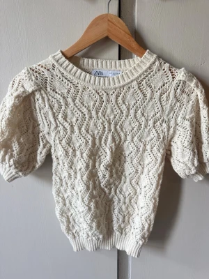 Stickad topp från ZARA - Vit kortärmad stickad topp från Zara i bra skick.💕