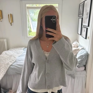 Ljusgrå kofta med knappar - Superskön ljusgrå kofta ifrån H&M med knappar.