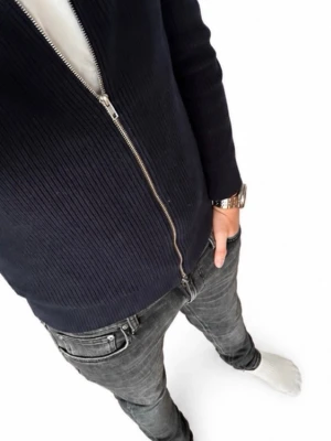 Nudie slim jeans mörkgrå/svarta - Säljer ett par riktigt fräscha mörkgrå/svarta slim fit jeans från Nudie. Jeansen har en tvättad look och smal passform som sitter snyggt längs benen. Perfekta för dig som gillar en modern och stilren stil. Jeansmodell Tight Terry W30 L32. Pris går att diskutera vid smidig affär