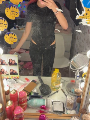 Svarta low waist jeans  - Säljer ett par svarta low waist jeans med trendiga cut-outs vid höfterna. Jeansen har smal passform och raka ben, perfekta för dig som vill ha en edgy och modern look. Materialet är klassisk denim med stretch för extra komfort.