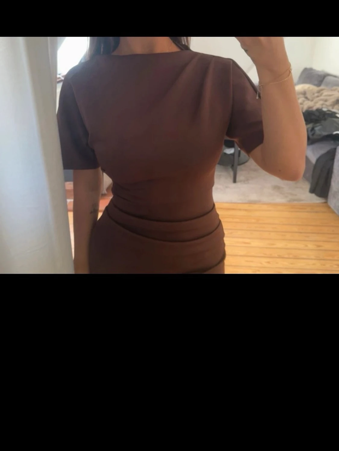 Brun tight klänning med kort ärm - 1