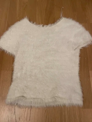 Vit fluffig topp från Lindex - Supersöt vit fluffig topp från Lindex i storlek S. Skriv för frågor💕