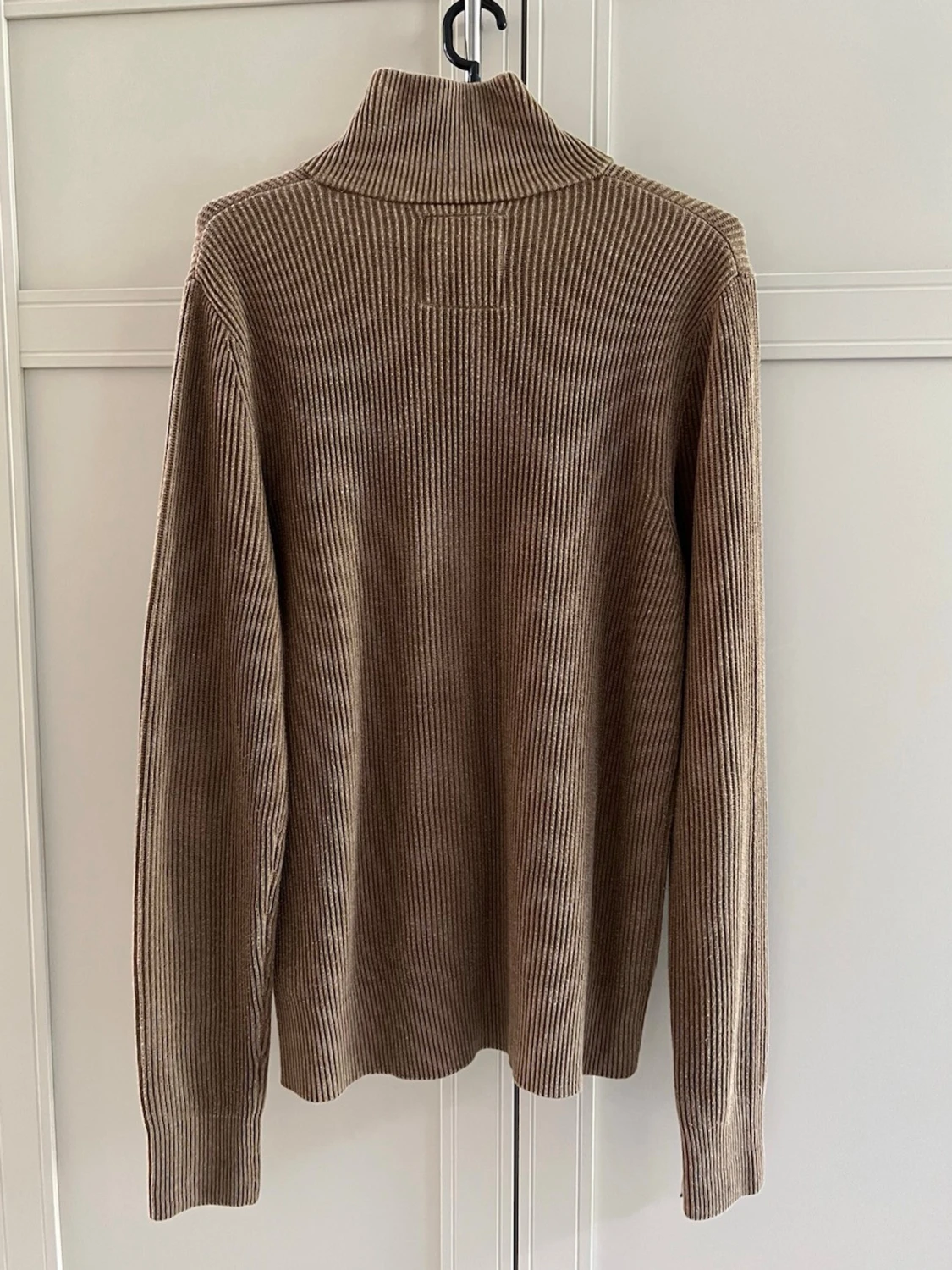 Brun ribbstickad tröja med halvzip - 1