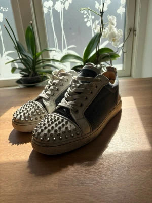 Christian Louboutin skor - Säljer nu dessa sjukt feta loubs! Skorna är självklart äkta och har allt og samt kvitto. Två nitar saknas vilket priset är hänvisat till. Hör av dig vid frågor!