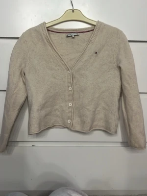 Kofta!! - Säljer nu min Tommy hilfiger kofta då den tyvärr inte passa mig längre!! Storlek XL men jag skulle vilja påstå att den är mer som en  xs/s i storlek❣️❣️