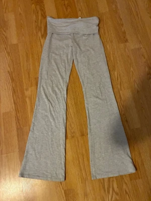 yoga byxor  - säljer för att jag inte använder dom längre , storlek 158. har du några frågor är det bara att skicka ett meddelande :) 