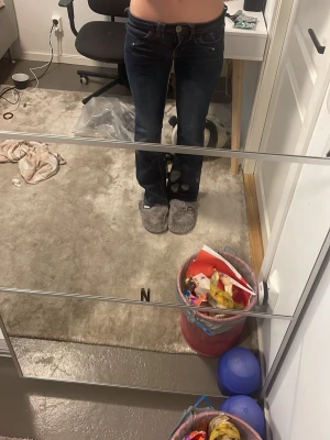 Mörkblå bootcut jeans - Säljer ett par mörkblå bootcut jeans med klassisk femficksdesign och kontrastsömmar. Jeansen har låg midja och utsvängda ben, vilket ger en retro och avslappnad vibe. Perfekta till sneakers eller boots för en cool look.