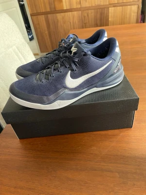 Nike Kobe 8 protro college navy - Kobe 8 protro nästan helt oanvände med box. Storlek 47.