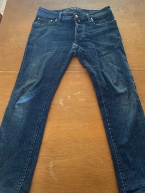Jacob Cohen Jeans - Cohen jeans I bra skick, har en skada på baktedelen som går att laga, hör av dig för fler bilder etc