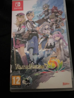 Rune Factory 5 till Nintendo Switch - Rune Factory 5 är ett japanskt rollspel till Nintendo Switch med färgstark anime-inspirerad omslagsdesign. Spelet bjuder på äventyr, magi och gårdsliv i en fantasivärld. Omslaget visar flera karaktärer i olika kläder och miljöer.