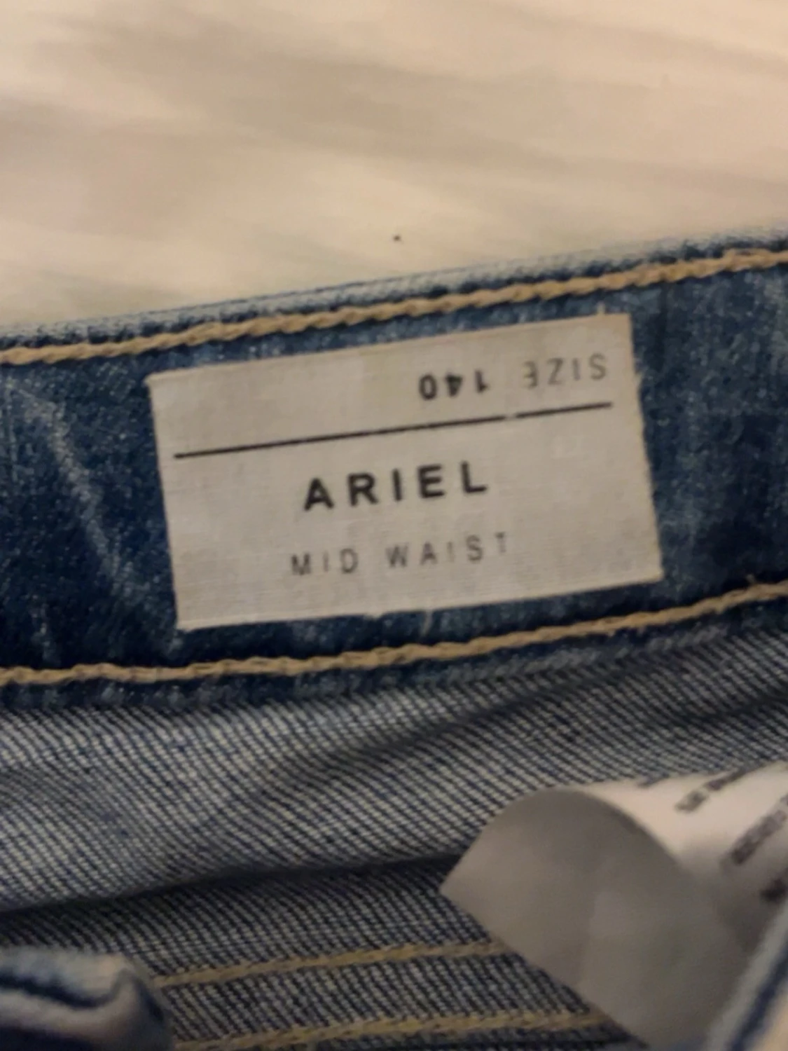 Blå jeansshorts med rosa detalj på baksidan - 2