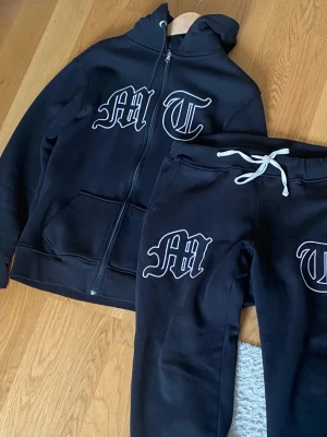 Svart tuttolente tracksuit - Svart streetwear dress som är väldigt bekväm och använd fåtal gånger. Nytt pris 3000kr, mitt pris 1950kr. Kan gå ner vid snabb affär!!