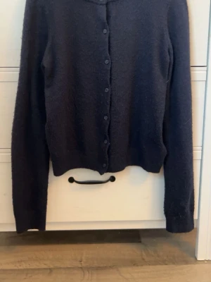 Mörk blå kofta  - Mörk blå kofta med knappar från H&M. Säljer för att jag inte använder den mer. Lita nopprig men inget som jag tycker stör. 