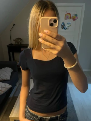 Mörkblå topp med fyrkantig ringning - Snygg mörkblå topp med korta ärmar och trendig fyrkantig ringning. Jätte bekväm och tillverkad i mjukt strechigt material. Storlek 170, men passar mig som har S i storlek💗