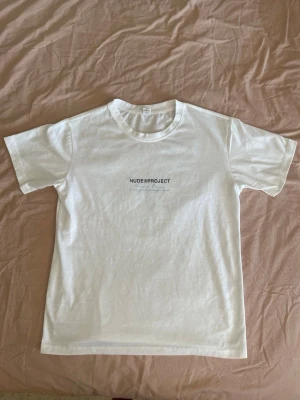 Vit t-shirt från Nude Project - Vit t-shirt från Nude Project. Storlek S, herr. Använd en gång. Fraktar snabbt✌️📦