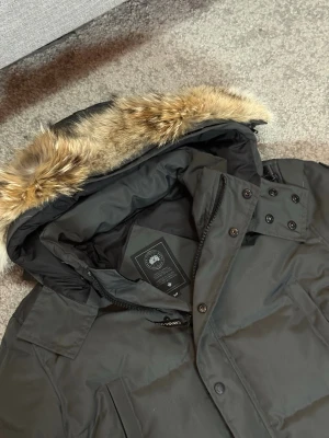 Canada Goose Jacka Grå - Canada Goose jacka i grått med klassisk och stilren design. Varm och perfekt för kallare dagar.  Färg: Grå Storlek: S  Fraktar inom 24h vid snabb affär. Byten är inte aktuella.  #CanadaGoose #CanadaGooseJacket #Jacka #WinterJacket #Streetwear