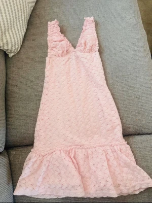Rosa crochet mini klänning💓 - Sötaste rosa klänningen 🎀🩷 Ljusrosa och har så fina detaljer med volanger, verkligen en superfin klänning som sitter jättefint! Perfekt till fest, middag, student eller andra tillfällen när man vill vara lite extra fin 💕 Inte använd så många gånger och är i jättefint skick! ✨Pris diskuteras 💋