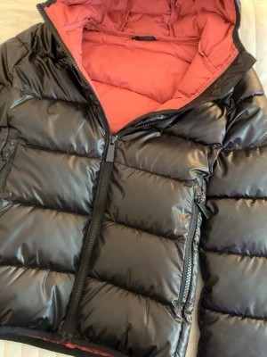 svart jacka  - snygg svart jacka ifrån S.oliver. vet tyvärr inte storlek men skulle säga Xxs/Xs