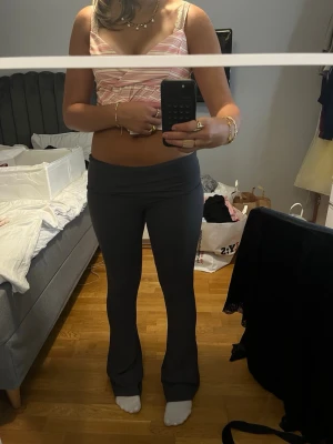Gråa yogapants - Sitter jätte bra och helt oanvända, lappen är dock inte kvar, tror att de är XS men sitter som S