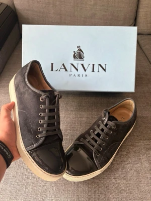 Lanvins ddb1 captoe svart/navy - Säljer ett par rikigt schysta lanvins nu till skol starten! Dom är uk8 så 42/43 i eu. Dom är i gott skick! Skriv om ni har funderingar eller frågor🌟
